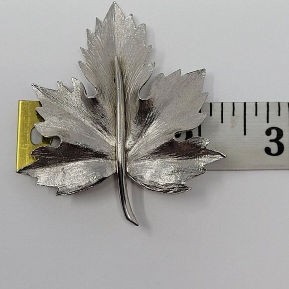 Vintage Silver Tone Maple Leaf Brooch Pin Pendant 3D Etched Gift Canadian - Picture 5 of 8